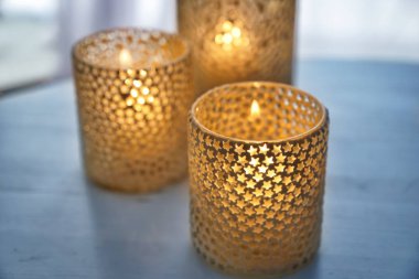 Masada dekoratif sahipleri mumlar yanan güzel