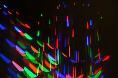 Güzel ışıklar bulanık görünüm koyu arka plan üzerinde