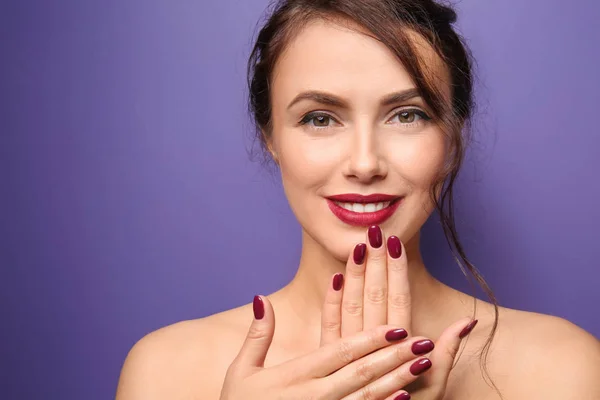 Hermosa Joven Con Manicura Profesional Sobre Fondo Color — Foto de Stock