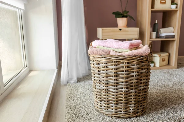 Weidenkorb Mit Gefalteten Sauberen Handtüchern Auf Dem Boden — Stockfoto