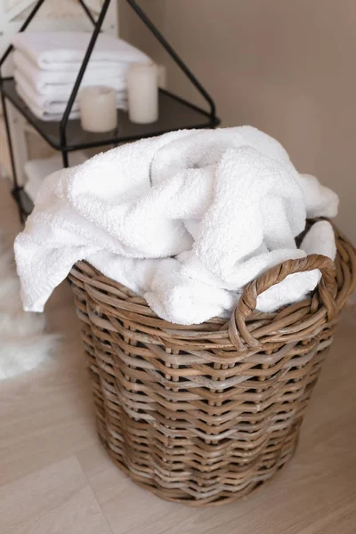 地板上有脏毛巾的洗衣篮 — 图库照片