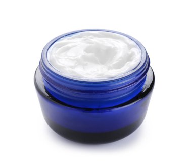 Beyaz arka plan üzerinde vücut kremi ile jar