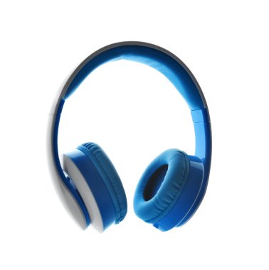 Beyaz arka planda modern kulaklıklar