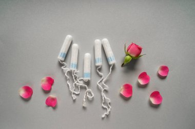 Tampon gri arka plan üzerine gül yaprakları ile
