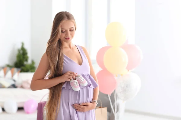 Schöne Schwangere Frau Auf Babyduschparty — Stockfoto