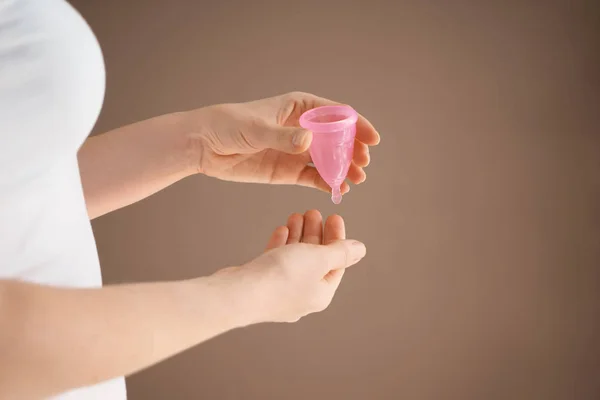 Mulher Segurando Copo Menstrual Fundo Cor — Fotografia de Stock