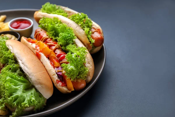 Assiette Avec Savoureux Hot Dogs Sur Table — Photo