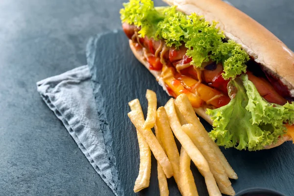 Varmkorv Med Sallad Och Pommes Frites Grå Bord — Stockfoto