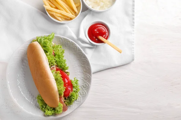 Chutné Hot Dog Hranolky Omáčkou Stole — Stock fotografie