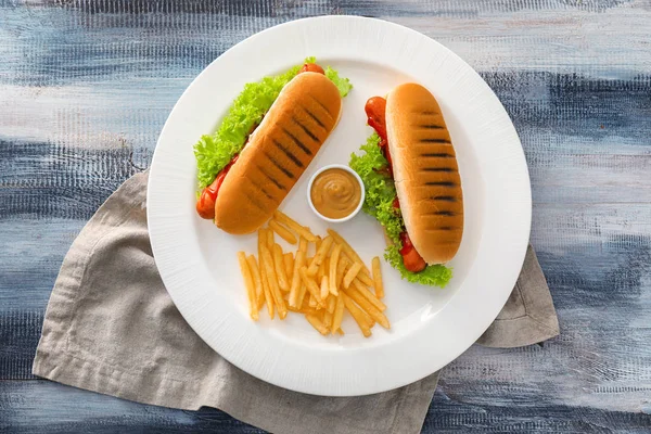 Savoureux Hot Dogs Frites Dans Une Assiette — Photo