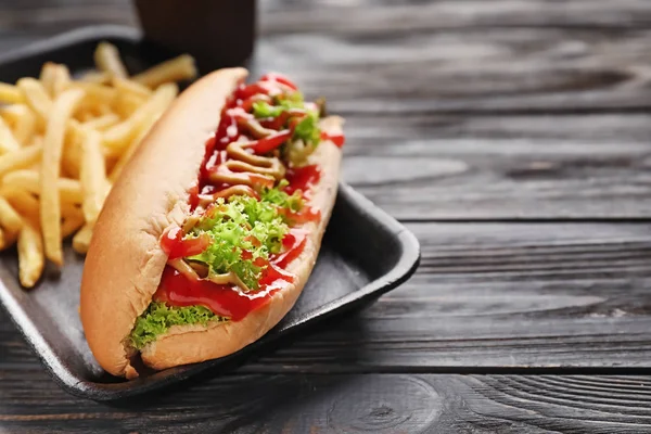 Zásobník Chutné Hot Dog Hranolky Dřevěný Stůl — Stock fotografie
