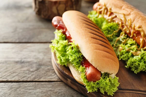 Hot Dogs Savoureux Avec Salade Sur Table Bois — Photo