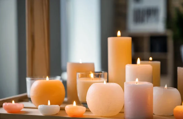 Schöne Brennende Kerzen Auf Holztisch Drinnen — Stockfoto