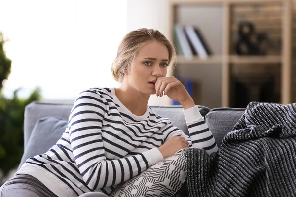 Depressive Junge Frau Sitzt Hause Auf Sofa — Stockfoto