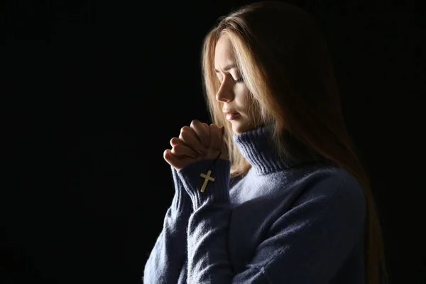 Hermosa Joven Rezando Sobre Fondo Oscuro —  Fotos de Stock