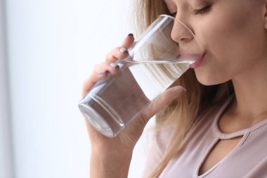 Güzel ve genç birbayan içme suyu evde, portre