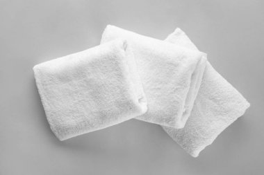 Gri arka plan üzerinde temiz yumuşak havlu