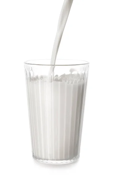 白い背景のガラスでおいしい牛乳の注入 — ストック写真
