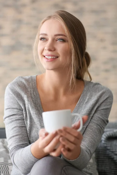 Щаслива Молода Жінка Чай Вдома — стокове фото