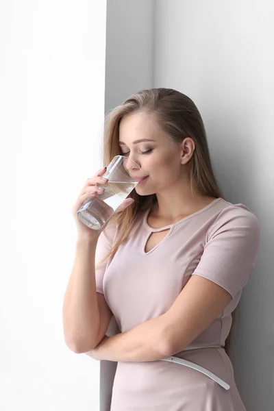 Bella Giovane Donna Che Beve Acqua Casa — Foto Stock