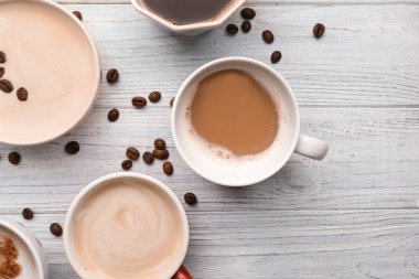 Ahşap masa üzerinde lezzetli aromatik kahve ile fazla bardak