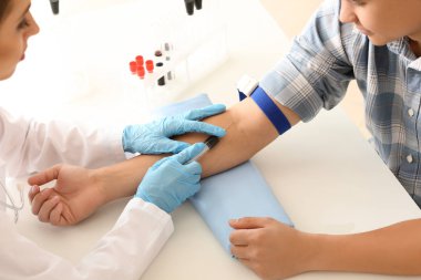 Doktor hastanede damar kan örnek alarak