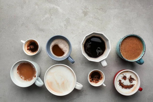 Muitas Xícaras Com Café Aromático Saboroso Mesa Cinza — Fotografia de Stock