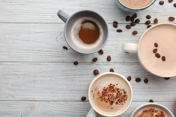 Veel Kopjes Met Smakelijke Aromatische Koffie Houten Tafel — Stockfoto