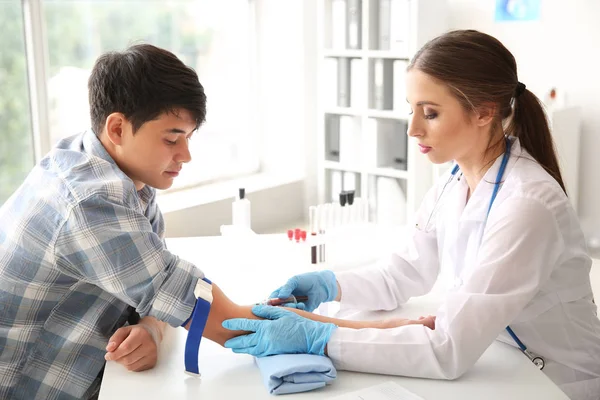 Medico Che Preleva Campioni Sangue Dalla Vena Ospedale — Foto Stock