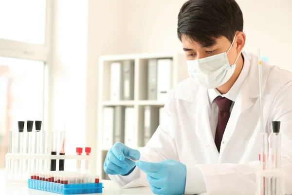 Male Doctor Holding Glass Blood Sample Table Laboratory — Stock Photo, Image
