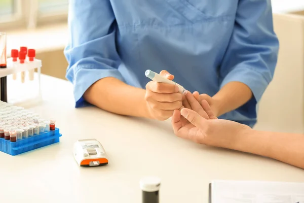 Médico Tomando Muestra Sangre Del Paciente Con Lápiz Lanceta Hospital — Foto de Stock