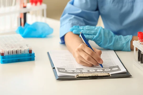 Doctora Que Trabaja Con Muestras Sangre Mesa Del Laboratorio — Foto de Stock