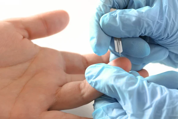 Doktor Lancet Testi Closeup Için Kan Örneği Almak Için Kullanma — Stok fotoğraf