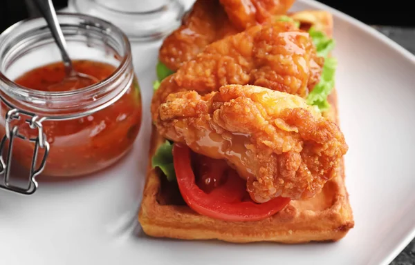 Délicieuse Gaufre Poulet Sauce Sur Assiette Gros Plan — Photo