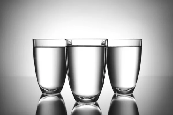 Gläser Mit Frischem Sauberem Wasser Auf Dem Tisch — Stockfoto