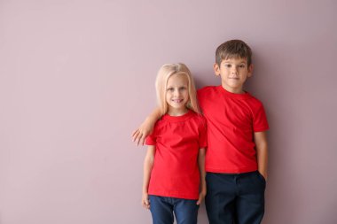 Renk arka plan üzerinde t-shirtler, kız ve erkek