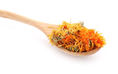 Beyaz arka plan üzerinde kurutulmuş calendula çiçekli tahta kaşık