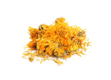 Kurutulmuş calendula çiçek beyaz zemin üzerine yığını