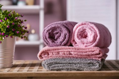 Tablo banyo temiz yumuşak havlu