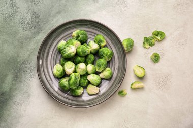 Tablo, üstten görünüm taze Brüksel lahanası ile plaka