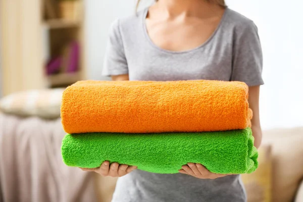 Kobieta Trzyma Składane Kolor Ręczniki Pomieszczeniu — Zdjęcie stockowe