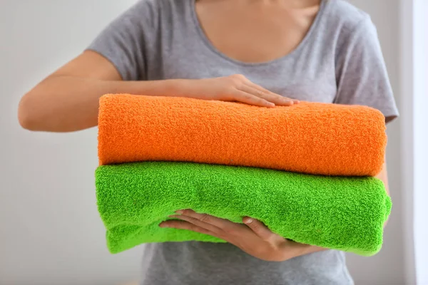 Kobieta Trzyma Składane Kolor Ręczniki Jasnym Tle — Zdjęcie stockowe