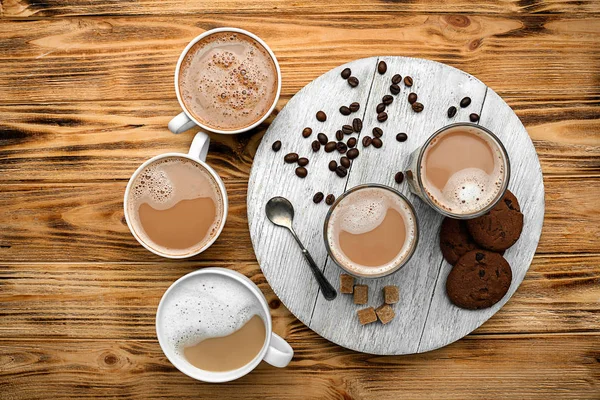 Viele Tassen Mit Leckerem Aromatischen Kaffee Und Keksen Auf Holztisch — Stockfoto