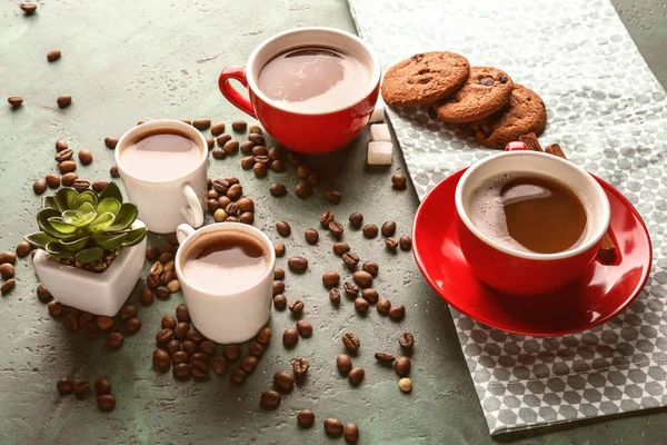 Veel Kopjes Met Smakelijke Aromatische Koffie Koekjes Kleurentabel — Stockfoto