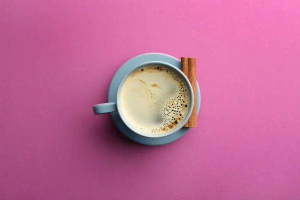Tasse Mit Leckerem Aromatischen Kaffee Auf Farbigem Hintergrund Draufsicht — Stockfoto