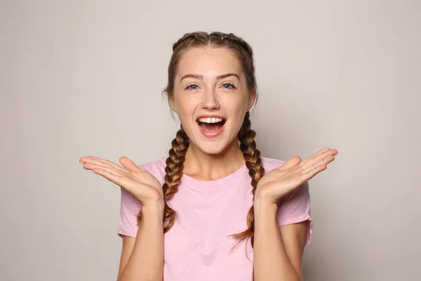 Retrato Jovem Feliz Fundo Luz — Fotografia de Stock