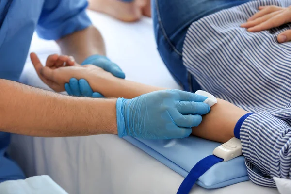 Male Nurse Preparing Female Donor Blood Transfusion Hospital — Stock Photo, Image