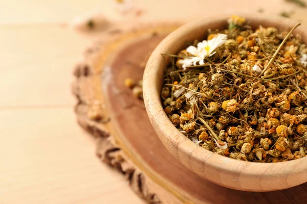 Wooden Bowl Dried Chamomile Flowers Table Closeup — Stock Photo, Image