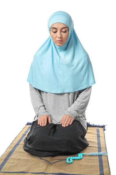 Jeune Femme Musulmane Priant Sur Fond Blanc — Photo