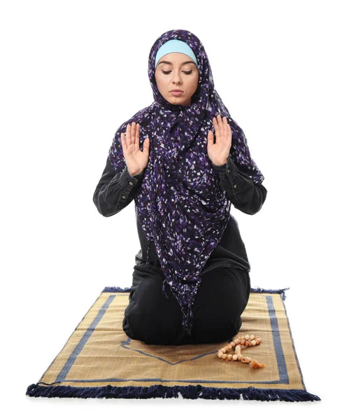 Junge Muslimische Frau Betet Auf Weißem Hintergrund — Stockfoto